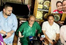 ফুটবলার ঋতুপর্ণা চাকমার ক্যানসারাক্রান্ত মায়ের পাশে তারেক রহমান