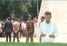 দেশে ফিরে বাবা-মায়ের কবর জিয়ারত প্রধানমন্ত্রীর