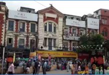 বাংলাদেশিদের ভিসা চালুর খবরে কলকাতার ব্যবসায়ীদের মিষ্টি বিতরণ