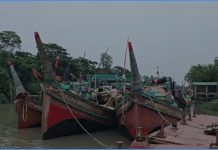 বৈরী আবহাওয়ায় উপকূলে ফিরছে হাজারো ট্রলার, বিপর্যয়ে জেলেরা