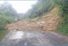 পাহাড়ধসে চন্দ্রঘোনা-বাঙ্গালহালিয়া সড়কে যান চলাচল সাময়িক বন্ধ