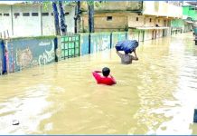 পানিতে ডুবছে নতুন নতুন এলাকা, বড় বন্যার শঙ্কা