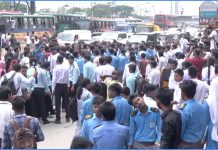 উত্তরায় শিক্ষার্থীদের সড়ক অবরোধ, যান চলাচল বন্ধ