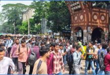 মিছিল নিয়ে ঢাকা শিক্ষা বোর্ডে যাচ্ছেন শিক্ষার্থীরা