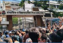এবার ঢাকা শিক্ষাবোর্ড ঘেরাও করেছেন এইচএসসি পরীক্ষার্থীরা