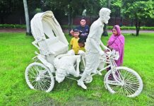 স্বৈরাচারের চিহ্ন দেখতে ভিড়