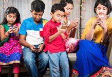 ফোন না দেখলে খেতেই চায় না শিশু, মুক্তির ৩ উপায়