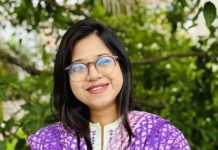 মধ্যরাতে মনিরা শারমিনের স্ট্যাটাস ভাইরাল