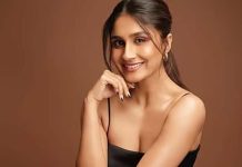 সংরক্ষিত আসন না পেয়ে ট্রেনে উত্তেজনা, গ্রেপ্তার অভিনেত্রী অন্তরা