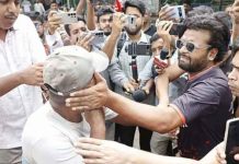 ধানমন্ডি ৩২ নম্বরে ‘জয় বাংলা’ স্লোগান দিয়ে শিঙাড়া বিতরণ, বেধড়ক পিটুনি