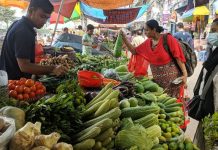 পে-স্কেলের ফাগুনে বাজারে আগুন