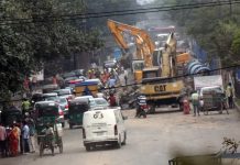 ওয়াসার কচ্ছপগতির খোঁড়াখুঁড়িতে প্রগতি সরণিতে ভোগান্তি