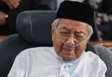 স্ত্রীর মৃত্যুতে ভেঙে পড়েছেন মাহাথির