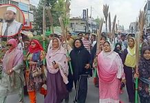 আমির হামজার বিরুদ্ধে মহিলা দলের ঝাড়ু মিছিল