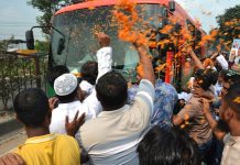 পথে পথে জনতার ঢল, ফুলেল শুভেচ্ছায় সিক্ত প্রধানমন্ত্রী