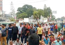 সিএনজি চলাচলের অনুমতির দাবিতে চালকদের সড়ক অবরোধ