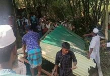 প্রতিবেশীর সঙ্গে বিরোধে রাস্তা বন্ধ, ঘর ভেঙে মরদেহ দাফন করলেন এলাকাবাসী