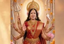 দেবী দুর্গার সাজে এবার রুমিন ফারহানা