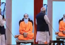 চিন্ময়ানন্দের এআই প্রতিকৃতির কাছে আশীর্বাদ চাইলেন মোদি