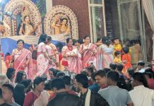 সিঁদুর খেলা-ঢাকের বাদ্যে দশমী, মণ্ডপে মণ্ডপে দুর্গার বিদায়ের সুর